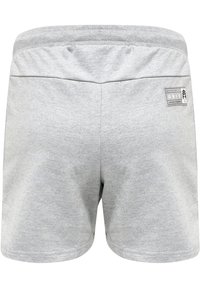 Graue Baumwollshorts mit einem elastischen Bund, die ein kleines Markenlabel auf der Rückseite und einen glatten, strukturierten Stoff aufweisen.