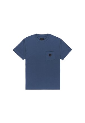 Tmavě modré bavlněné tričko s krátkými rukávy, kulatým výstřihem a kapsou na hrudi, která má čtvercovou nášivku s logem. Hladká struktura po celé ploše.