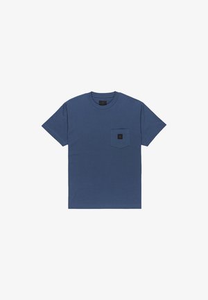 Navyblaue Baumwoll-T-Shirt mit kurzen Ärmeln, einem runden Halsausschnitt und einer Brusttasche mit einem quadratischen Logo-Patch. Durchgehend glatte Textur.