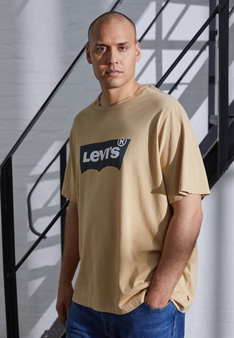 Levi's® Plus GRAPHIC TEE - T-shirt estampada - beige/sand