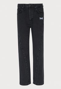 Jeans de mezclilla negra con corte recto, que presentan un logo azul claro en la parte frontal y un distintivo detalle de costura curvada en los laterales.