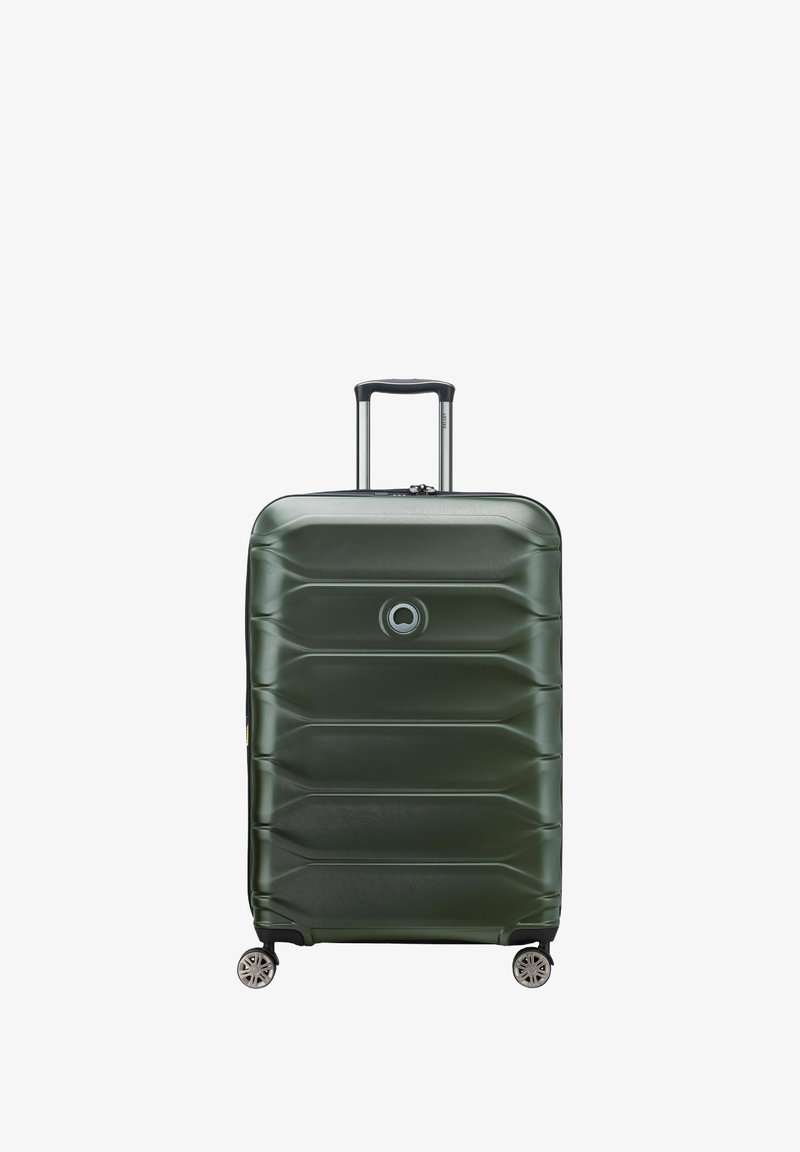 Valigia rigida di colore verde scuro con superficie texture, dotata di manico retrattile e quattro ruote per la mobilità. Logo circolare sul davanti.