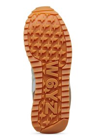 Suola della scarpa caratterizzata da una superficie in gomma arancione testurizzata con motivi a forma di stella e lettering stampato "W6YZ" incorporato nel design.