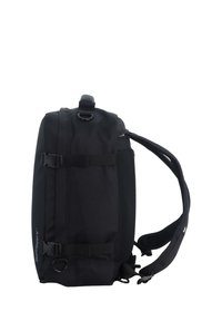 Mochila negra con forma rectangular, hecha de un tejido duradero. Cuenta con correas ajustables, un panel lateral de malla y cierres de hebilla.