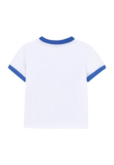 Biała koszulka z krótkim rękawem z niebieskimi wykończeniami przy kołnierzyku i rękawach, wykonana z bawełny, o regularnym kroju i starannym szwie.