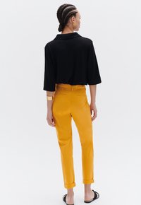 Caroll ADELMO - Chino - mustard yellow