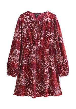 Vestito rosso con maniche lunghe, vita elasticizzata e dettaglio al collo con fiocco. Decorato con macchie bianche e rosa chiaro su uno sfondo scuro.