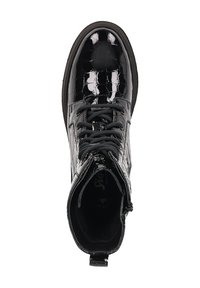 Bottines en cuir verni noir avec un motif crocodile texturé, lacets à l'avant et une languette à l'arrière pour un enfilage facile.