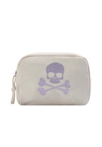 Borsetta cosmetica in tela beige chiaro con design di teschio e ossa incrociate in glitter viola. Presenta una chiusura con zip e un tirazip.