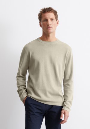Helles beiges Strickpullover mit langen Ärmeln und Rundhalsausschnitt, ausgestattet mit einem dezenten Logodetail auf der Brust und einer glatten Textur.