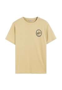 Camiseta de algodón amarilla con mangas cortas y cuello redondo, que presenta un logo redondo azul marino en la parte izquierda del pecho. Textura suave y lisa.