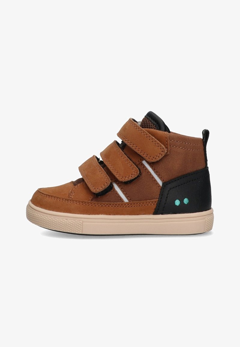 Bruine suède hoge sneakers met drie verstelbare klittenbandsluitingen, witte accenten, zwarte hiel en groene stippen aan de zijkant. Lichtgekleurde rubberen zool.