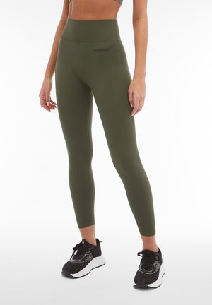 Hoikohuiset öljynvihreät leggingit ribbitekstuuri kanssa ja musta "FREDDY" logo. Ominaisuuksiin kuuluu tyylikäs istuvuus ja sileä kangas mukavuutta varten.