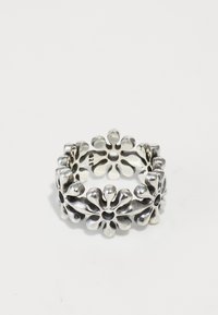 Bague en argent ornée d'un motif floral avec des découpes, des pétales arrondis et une finition lisse. L'anneau est poli et plus large aux points des pétales.