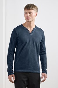 Marineblaues Langarm-T-Shirt aus weichem Material mit einem V-Ausschnitt und drei dekorativen Knöpfen. Es hat eine lässige Passform und eine glatte Textur.