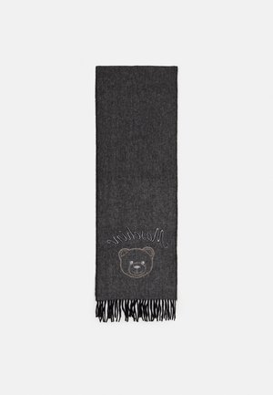 Dunkelgrauer Wollschal mit fransigen Enden, versehen mit einem aufgestickten lächelnden Bärenkopf und dem kursiven Schriftzug "Moschino" nahe einer Kante.