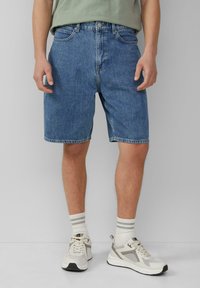 Jeansowe szorty w jasnoniebieskim kolorze, luźny krój z prostą nogawką, długość do kolan, pięć kieszeni oraz klasyczny pasek z zapięciem na guzik.