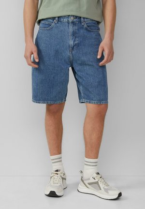 Shorts en denim bleu clair, coupe décontractée avec une coupe droite, longueur genou, design à cinq poches et une taille classique avec fermeture à bouton.