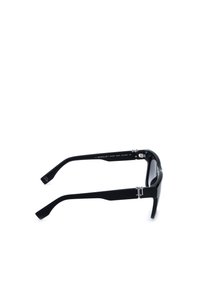 Lunettes de soleil rectangulaires noires avec des branches épaisses et des charnières argentées, vues de côté sur fond blanc.