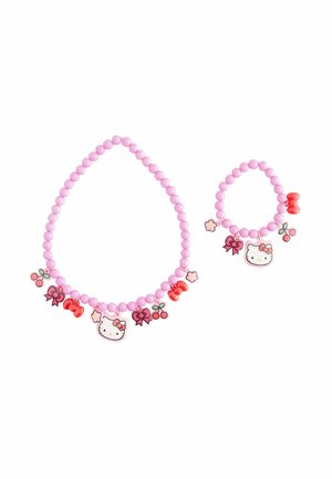 Ensemble de collier et bracelet en perles roses, orné de charmes colorés, notamment un visage de Hello Kitty, des nœuds et des cerises.
