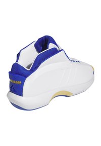 Scarpa sportiva bianca con accenti blu e tomaia in tessuto testurizzato. Presenta un design curvo e un dettaglio sulla suola gialla. Logo delle tre strisce visibile.