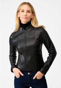 Schwarze Lederjacke mit tailliertem Design, hohem Kragen und Reißverschluss-Front. Verfügt über Seitentaschen und dezente Nähte.