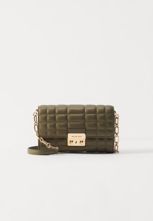 Bolso bandolera de cuero acolchado en verde oliva con correa de cadena dorada y logo de Michael Kors en el cierre delantero.