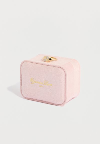 Rózsaszín bársony ékszerdoboz lekerekített élekkel, arany szöveggel és a tetején arany gyűrűvel, négyzet alakú gyémánt díszítéssel.