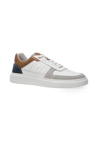 Białe sneakersy wykonane z materiałów skórzanych i zamszowych, z akcentami w odcieniu tan i granatu, teksturowanym językiem z siateczki oraz cienką, gumową podeszwą.