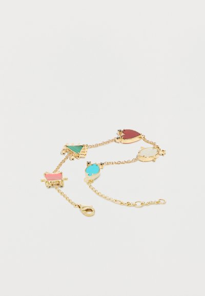 Βραχιόλι α λυσίδα χρυσού με πολύχρωμα γεωμετρικά πέτρινα φυλαχτά σε σχήματα τρίγωνο, καρδιά, ωοειδές και ορθογώνιο σε λευκό φόντο.