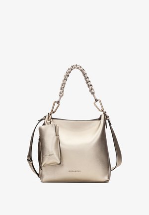 Borsa in oro metallico con finitura testurizzata, manico intrecciato, borsa removibile e tracolla regolabile. Presenta un sottile logo del marchio.