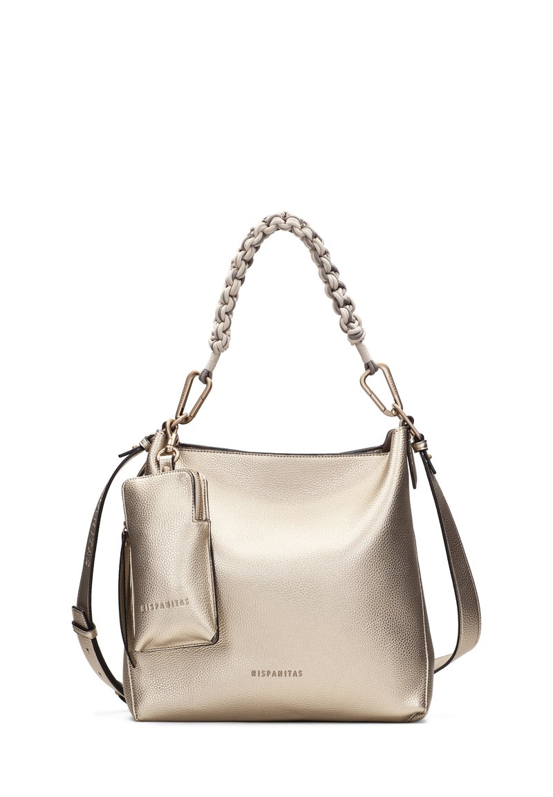 Metallic guldhandväska med en strukturerad yta, flätad handtag, avtagbar ficka och justerbar rem. Har en diskret varumärkeslogotyp.