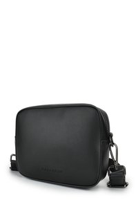 Čierna kožená crossbody taška, obdĺžnikového tvaru, hladkej textúry, so zipsovým uzatváraním, nastaviteľným popruhom, s prvkami z strieborného kovu a embosovaným logom.