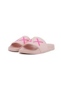 Rosa halksandaler med öppen tå-design, utrustade med ett brett rem med djärva magenta "X"-grafik. Tillverkade av mjukt, flexibelt material.