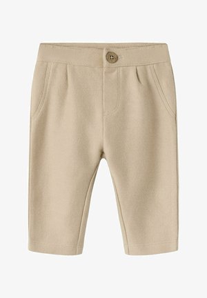 Pantalon beige pour tout-petit avec poches avant, fermeture par bouton, et texture diagonale côtelée, présenté sur un fond blanc.