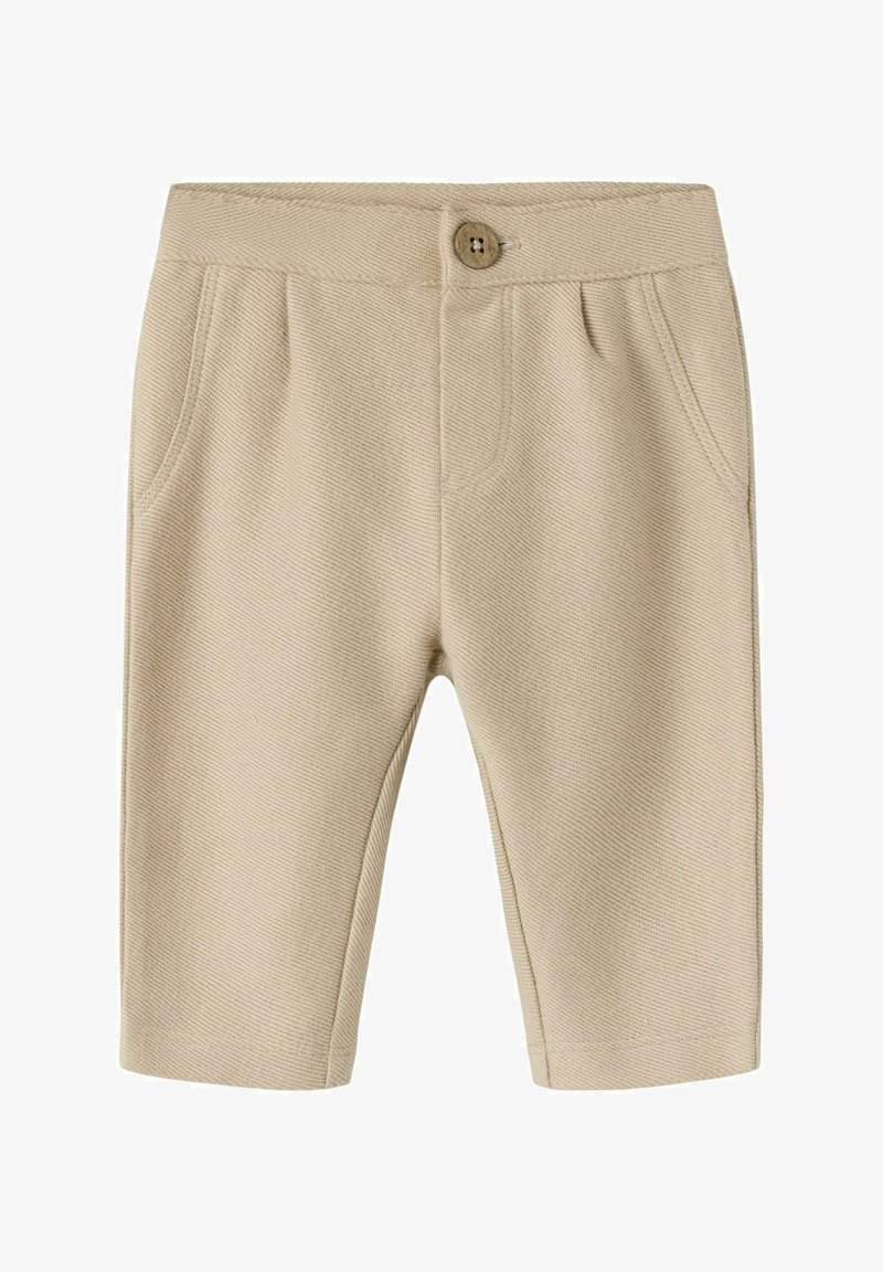 Pantalon beige pour tout-petit avec poches avant, fermeture par bouton, et texture diagonale côtelée, présenté sur un fond blanc.