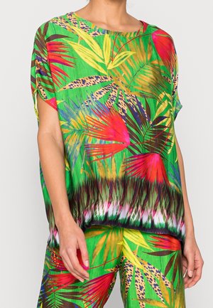 Top morbido con una vivace stampa tropicale nei toni del verde, rosa e giallo, maniche corte e scollo rotondo.