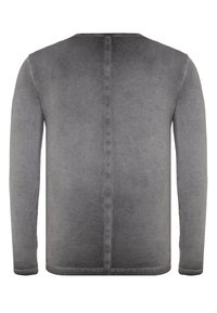Graues Langarmshirt mit glatter Textur, Rundhalsausschnitt und einem verblassten Ombre-Design, das von Dunkelgrau zu Hellgrau übergeht.