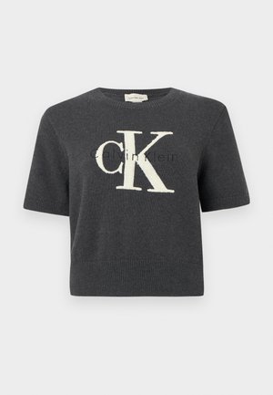 Szary sweter z krótkim rękawem z dużym białym logo "CK" na przodzie, z prążkowanym dekoltem i dolnym brzegiem. Miękka dzianinowa faktura.