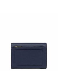 Portafoglio in pelle blu navy con superficie testurizzata. Caratterizzato da una tasca con zip e uno slot frontale per carte. Forma rettangolare compatta.