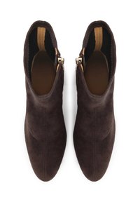 Stivali alla caviglia in suede marrone con punta affilata, altezza alla caviglia, texture liscia e cerniere in tono oro sui lati.