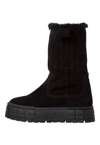 Stivaletti alla caviglia in suede nero con un polsino fluffy, una suola platform nera spessa e cuciture rinforzate lungo i bordi. Design semplice con accenti minimi.