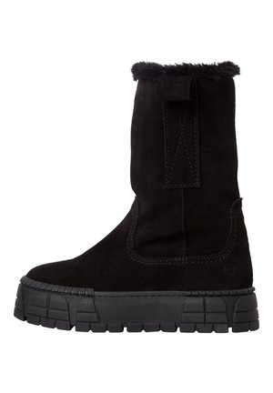 Bottines en daim noir avec un poignet duveteux, une semelle épaisse en plateforme noire et des coutures renforcées sur les bords. Design simple avec des accents minimaux.