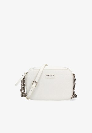 Witte textuur crossbody tas met een kettinghengsel, ritssluiting en gegraveerde logoplaat. Heeft een rechthoekige vorm en een gladde afwerking.