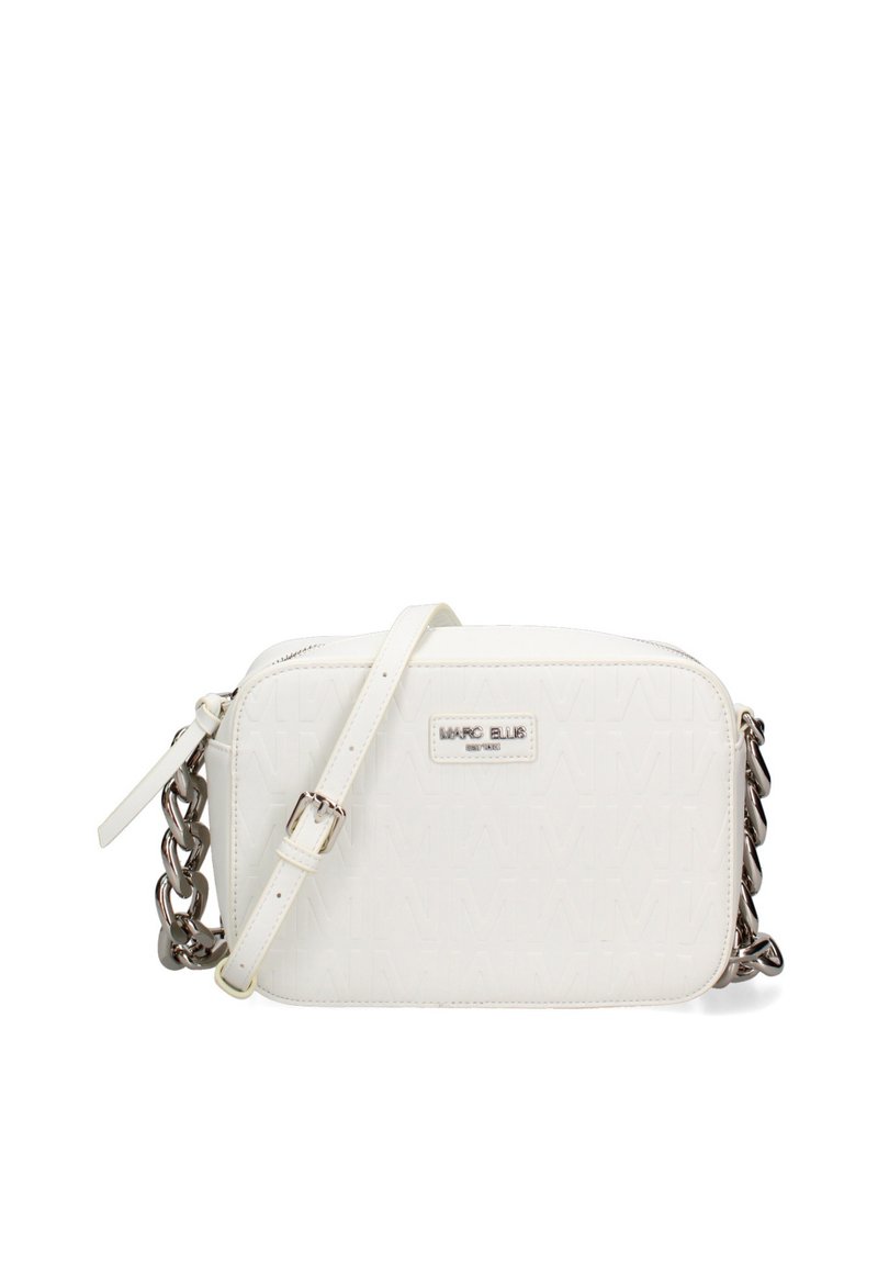 Witte textuur crossbody tas met een kettinghengsel, ritssluiting en gegraveerde logoplaat. Heeft een rechthoekige vorm en een gladde afwerking.