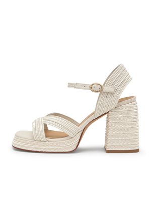 Sandalo con tacco alto color crema con trama intrecciata, cinturino alla caviglia con fibbia dorata, fasce anteriori incrociate e tacco largo e robusto.