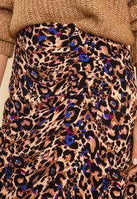 Love & Roses REGULAR FIT - PRINTED MIDI  - Krilo A-kroja - beige animal