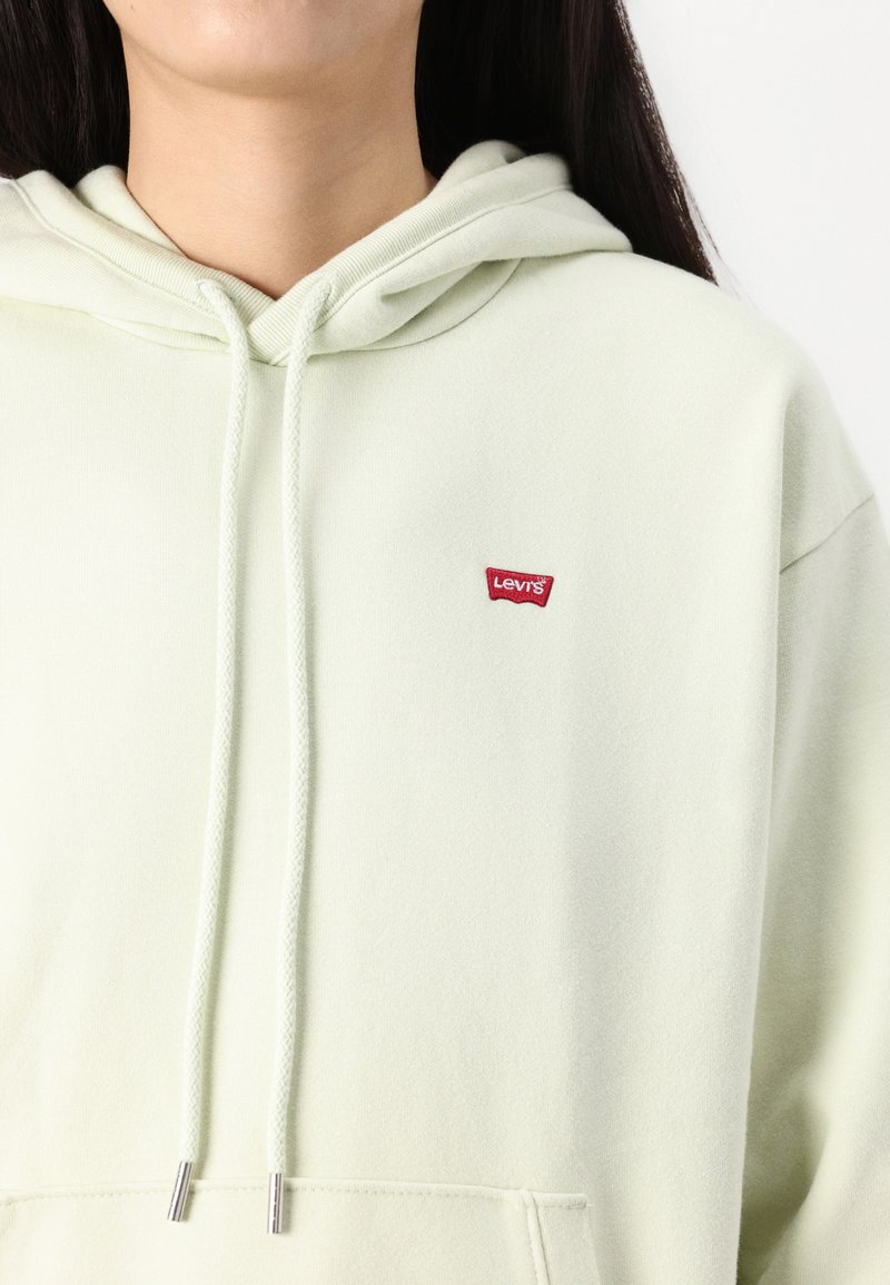 Felpa verde chiaro realizzata in tessuto morbido, con tasca a marsupio, cappuccio regolabile con coulisse e un piccolo logo rosso Levi's sul petto.