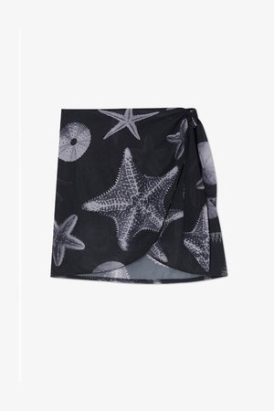 Saia preta envolvente com um padrão de estrelas-do-mar e ouriços-do-mar cinzentos, confeccionada em tecido leve com uma textura suave.