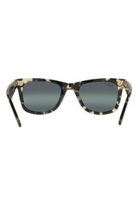 Gafas de sol de carey con lentes grises, forma angular y acentos de hardware dorado. Montura de plástico suave y patillas delgadas.